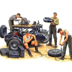 Figurines 2ème Guerre Mondiale : Equipe d'entretien motocycliste allemand : Moto BMW R75 - Master Box