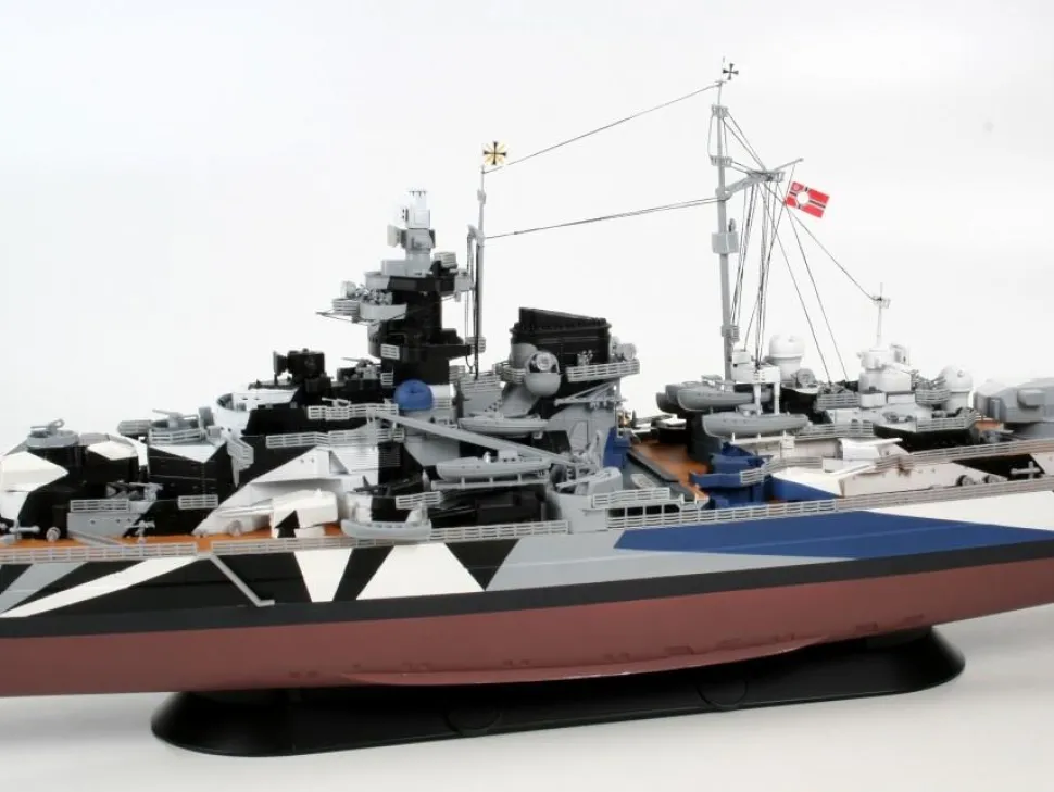 Maquette bateau : Battleship Tirpitz - Revell