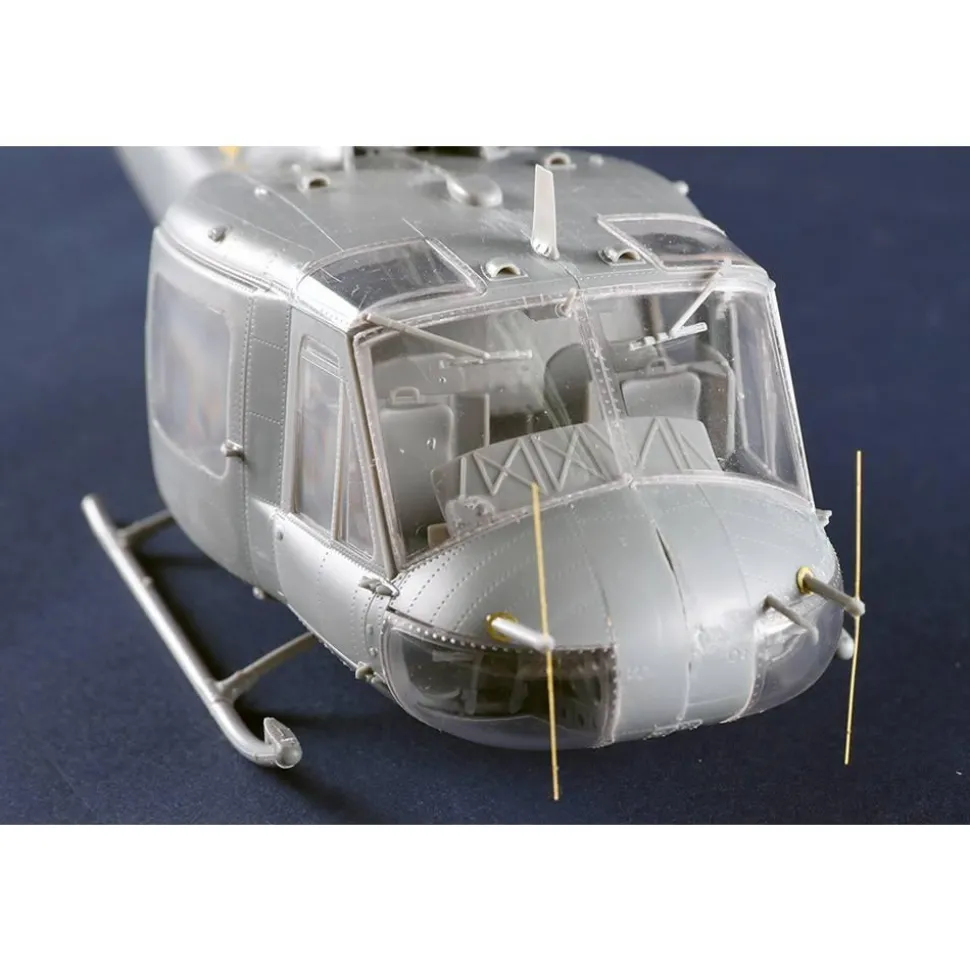 Maquette Hélicoptère : UH-1B Huey in 1:35 - Trumpeter