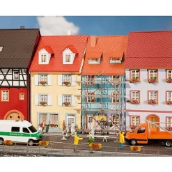 Modélisme HO : 2 maisons de petite ville avec échafaudage de peinture - Faller