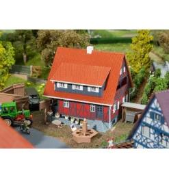 Modélisme HO : Maison à colombages avec fontaine - Faller