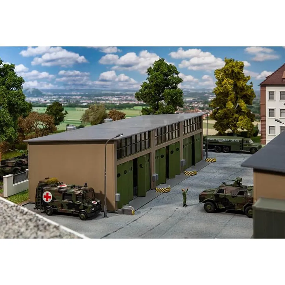Modélisme HO : Petit hall de réparation de véhicules militaires - Faller